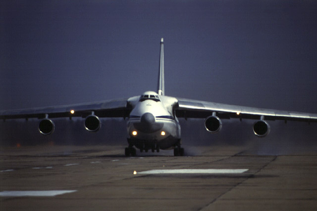 АН-124 оснащен четырмя ТРДД Д-18Т
  с тягой по 23400 кг.