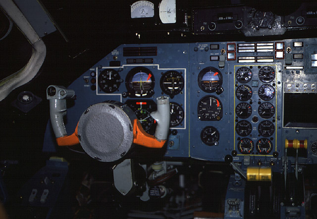 Пилотская кабина АН-38, место
  командира. На штурвале установлен блок тензометрирования.